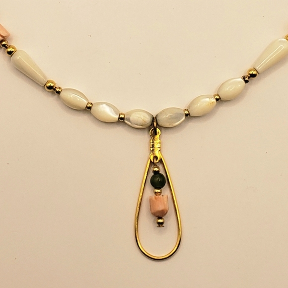Very Pretty Mother of Pearl Oval Beaded Necklace With Rose and Jade Beads - Picture 2 of 9